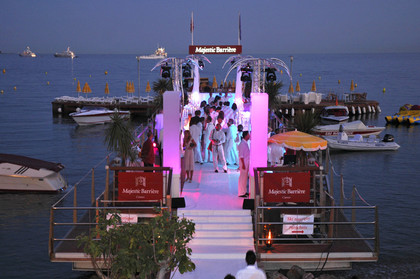 La plage privée de l'Hôtel Cannes Majestic***** offre un cadre enchanteur 
à votre soirée de Gala sur la Riviera