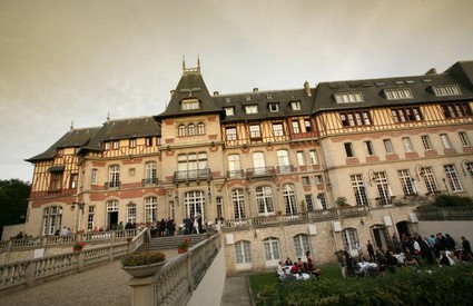 Détente sur les terrasses du Château de Montvillargenne**** Chantilly lors de 
votre convention à seulement 30 minutes de Paris
